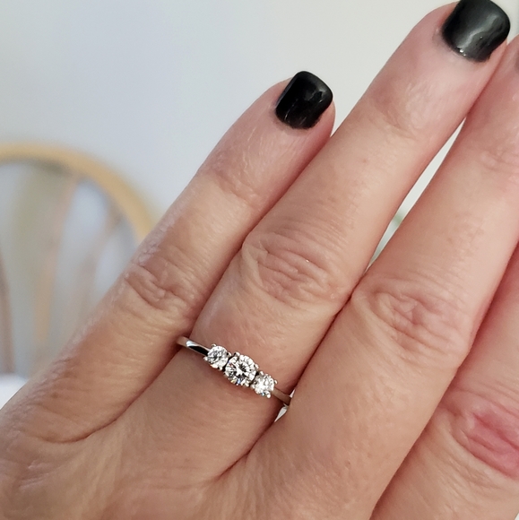 NEW Sterling Silver Round 3 Stone 5A CZ Diamond Ring - Picture 12 of 13